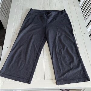 Lululemon Relaxed Fit Crop Wide Leg Cropped
Heathered Black est size 10